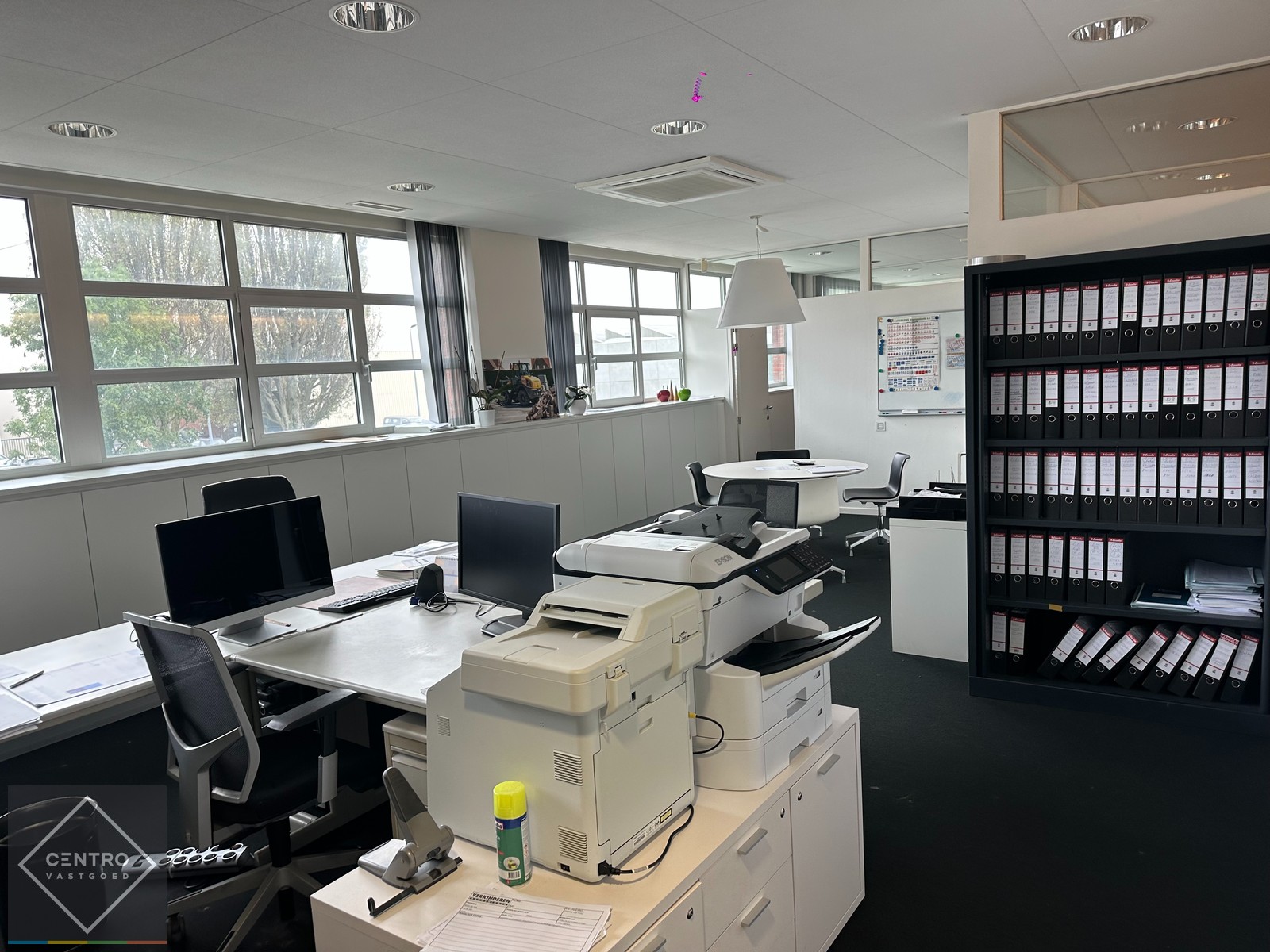 Bemeubelde kantoorruimte (58,65m² of 81,62m²), voorzien van airco en rand-accommodatie (sanitair, keuken, ...) te Brugge! Vlot bereikbaar via Expresweg. - photo 4