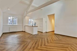 In het centrum van Brugge, in het Krom Genthof 1, ontdek je dit prachtige appartement met 2 slaapkamers te huur. Met een gunstige oriëntatie en...