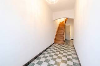 <p>Strategisch gelegen aan de Stenenbrug in Borgerhout bevindt zich dit ruime appartement van ca. 85 m² op de eerste verdieping. Het appartement beschikt bovendien over twee terrassen en biedt dankzij de ruime indeling en renovatiemogelijkheden tal van mogelijkheden om er een hedendaagse en aangename woonst van te maken.<br />De centrale ligging nabij de Singel, de Antwerpse Ring, de Turnhoutsebaan en het openbaar vervoer zorgt voor een uitstekende bereikbaarheid. Ook het Rivierenhof bevindt zich op wandelafstand.</p><p>Indeling:<br />appartement van ca. 90 m² met 2 terrassen.<br />Het appartement is te renoveren en biedt de mogelijkheid om volledig naar eigen smaak en volgens hedendaagse normen te worden afgewerkt.</p><p>Troeven:<br />Ca. 85 m² woonoppervlakte.<br />2 terrassen.<br />Solide betonnen constructie.<br />Centrale ligging in Borgerhout.<br />Uitstekende verbinding via de Singel en de Antwerpse Ring.<br />Vlotte bereikbaarheid met het openbaar vervoer.<br />Op wandelafstand van het Rivierenhof.<br />Gelegen nabij de levendige Turnhoutsebaan, met winkels, horeca en dagelijkse voorzieningen.<br />Interessant renovatiepotentieel.<br />Een interessante opportuniteit voor wie op zoek is naar een ruim appartement met buitenruimte en renovatiemogelijkheden op een centrale en goed bereikbare locatie in Borgerhout.</p><p>Interesse? Neem gerust contact op voor meer informatie of een bezichtiging: info@markasa.be of 03/827.72.92</p>