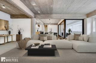 Dit modern, industrieel afgewerkte appartement met twee slaapkamers combineert strak design met comfortabel wonen. Volledig vernieuwd in 2018 en...