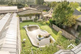 Gerenoveerde woning met 3 slaapkamers, loods EN werkplaats van 330 m2, winkel/magazijnen van 947 m2 ...<br />We vinden hier een uitgelezen kans voor iemand die zoekt naar een combinatie wonen/werken/veel buitenruimte. De bungalow herbergt alle woonvertrekken op het gelijkvloers, en deze stralen allemaal dezelfde klassevolle, tijdloze en rustige sfeer uit. Via de ruime inkomhal (met vestiaire) kom je tot in de grote leefruimte met open keuken. Een groot kookeiland zorgt voor veel kookcomfort, en het landelijke uitzicht door de grote raampartij vooraan de woning brengt de prachtige omgeving binnen in het dagelijks leven binnenshuis. Via een schuifdeur komen we in de gang die de rest van de woning verbindt. Hier vinden we twee mooie slaapkamers en twee ruime badkamers terug. Eentje met een inloopdouche, en eentje waar het absoluut relaxen is in het ligbad. Achter de keuken vinden we een doorgang naar zowel oprit als achtertuin terug, waar een grote vijver en ruim terras zorgen voor een instant vakantiegevoel. De sauna behoort eveneens tot dit mooie plekje. Achter dit alles is er een combinatie van werkplaatsen en opslagruimtes, die allemaal met elkaar verbonden zijn. Toegangen zijn er zowel voor- als achteraan voorzien (inclusief eigen parkeerplaatsen). De laatste troeven zijn gelegen aan de rechterzijde van het geheel : een grote werkplaats/polyvalente ruimte, die verbonden is met een tweede tuingedeelte dat is aangelegd rond een tweede (natuurlijke) vijver. Dit pand biedt bijzonder veel mogelijkheden door de combinatie van verschillende gebouwen. Het is bovendien prachtig gelegen in een heel landelijke omgeving.<br />Inschrijven via mail naar tommy@immo-home.be, geen telefonische inschrijvingen! Volg ons op Fb en Insta. Voor meer info: www.immo-home.be. GRATIS SCHATTING & GRATIS FINANCIEEL ADVIES