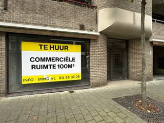 Centraal gelegen handelsruimte in hartje Geel!<br /><br />Deze winkelruimte van 117 m² is gelegen op 100m van de Geelse markt. In de nabije omgeving zijn andere handelaars, scholen, horeca en publieke parking aanwezig.<br /><br />Dit pand is geschikt voor het uitbaten van een winkel, maar kan ook gebruikt worden voor andere doeleinden. <br /><br />Achteraan het gebouw is er tevens voldoende gemeenschappelijke parking. <br /><br />Dit pand beschikt zowel over een hoofdingang aan de voorzijde maar ook een zijdeur die bereikbaar is via de doorrit. <br /><br />Door de grote etalage en ramen komt er voldoende lichtinval binnen waardoor het aangenaam shoppen is.<br /><br />Dit pand is onmiddellijk beschikbaar.<br /><br />Troeven:<br />- nieuwe cv ketel<br />- Centrum Geel<br /><br />Heeft u interesse in een bezichtiging? Contacteer ons via mail of via het nummer 014 58 02 08.