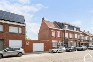 Deze charmante en goed onderhouden woning met z'n prachtige tuin biedt naast zijn landelijke verzichten ook nog eens  een toplocatie met tal van mogelijkheden op 100m van de Leie<br /><br />ONTDEK DE WONING VIA DE VIDEO: https://youtube.com/embed/kUvLH4SetYg<br /><br />*De render foto's zijn louter gemaakt op basis van het schilderen van de muren in het wit en het plaatsen/leggen van lichte houten laminaat<br />*Met het plaatsen van dakisolatie en/of zonnepanelen heeft u aan de renovatieplicht voldaan<br /><br />INDELING:<br /><br />GLV: Inkomhal (5,6m²) - leefruimte met houtkachel (30,67m²) - keuken met frigo, oven spoelbak, gasfornuis (16,7m²) - badkamer met apart toilet, douchel, enkel wasmeubel en handdoekradiator (5,34m²) - dubbele garage met automatische sectionale poort (48,81m²) - terras (70m²) - tuin (780m²) - tuinhuis (30m²) - <br /><br />VERDIEPING 1: Nachthal (15,6m²) - 2 slaapkamers (10m² - 10m²)  <br /><br />VERDIEPING 2: Vaste trap naar de zolder (29,3m²) waar een 3de kamer gemaakt kan worden<br /><br />VERDIEPING -1: Kelder (6,5m²) <br /><br />EXTRA: Regenwater - steenputwater - de garage van de woning ligt volledig in woongebied waardoor er bovenop de garage nog een etage gezet kan worden<br />