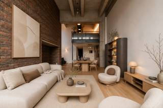 <p><strong>Gelegen in hartje Turnhout in residentie "Nationale Bank": karaktervol en gezellig duplex-appartement in loftstijl van ca. 182 m² met een schitterend zicht op de Grote Markt. Dit unieke appartement bevindt zich op de eerste en tweede verdieping en beschikt over 3 (slaap)kamers en 2 badkamers. </strong><strong>De Grote Markt én Turnova bevinden zich om de hoek, waardoor u alle voorzieningen, restaurants en openbaar vervoer op wandelafstand heeft. </strong><strong>Bovendien geniet dit appartement van een zeer gunstige EPC-score van 164 kWh/m²/jaar (label B). <span>De vraagprijs is inclusief een ondergrondse autostaanplaats ter waarde van 25.000 EUR.</span><br /><br /></strong><span>Indeling:</span> Ruime inkomhal met gastentoilet en houten trap naar de slaapvertrekken op de 2de verdieping. Op de eerste verdieping heeft u een lichte woonkamer met vide over de 2 verdiepingen, een open leefkeuken voorzien van een vaatwasmachine, keramische kookplaat, dampkap, ingebouwde koelkast, combi-oven en dubbele spoelbak in kookeiland. Aansluitend aan de keuken heeft u een ruime berging met aansluitingen voor de wasapparatuur. Heel praktisch is ook de slaapkamer met ensuite badkamer op dezelfde verdieping als de woonkamer. De gehele eerste en tweede verdieping is op massieve eiken parketvloer.<br /><br />Op de 2de verdieping heeft u een slaapkamer met ensuite dressing, een berging en een bureel dat uitkijkt op de woonkamer en op de Grote Markt. Zowel de dressing als het bureel zijn voorzien van ingemaakte kasten.<br /><br /><strong><span>Inclusief een ondergrondse autostaanplaats ter waarde van 25.000 EUR. <br /></span><br /></strong><span>Bijzonderheden:<br /></span>- Geluidswerende en thermische isolerende beglazing<br />- Gunstig EPC: 164 kWh/m² (B-label)<br />- Elektrische rolluiken in woonkamer<br />- Centrale verwarming op aardgas<br />- Lift aanwezig<br />- Terras van ca. 34m² aan de achterzijde (via de gemeenschappelijke hal te bereiken)<br />- Gemeenschappelijke fietsenberging<br />- 400€ / maand voorschot gemeenschappelijke kosten (incl. blokpolis, syndicuskosten én individuele verwarming- en waterverbruik)<br /><br />Bekijk dit appartement via onze virtual tour: https://tour.giraffe360.com/2291bc4fe0494e16b14d993f5785c318/</p>