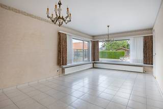 Deze aangename woonst is gelegen aan Valkenborch 40 in Geel. Dankzij deze ligging genieten we van een goede bereikbaarheid met tal van voorzieningen in de directe omgeving.<br /><br />Beschrijving:<br />Via de privatieve inkomhal betreden we de woning. Vanuit hier heeft u toegang tot de twee volwaardige slaapkamers, de badkamer met een ligbad en wastafel en een apart gastentoilet. Verder komen we terecht in de gezellige leefruimte, die voldoende plaats biedt voor zowel een eetkamer als een comfortabele zithoek. Aansluitend bevindt zich de goed uitgeruste keuken. De achterliggende praktische berging/wasplaats zorgt voor de nodige extra opbergruimte en biedt plaats voor wasmachine en droogkast.<br /><br />Buiten beschikt de woning over een aangenaam tuintje waar u in alle rust kunt genieten van een gunstige oriëntatie.<br /><br />Tot slot is er een garage aanwezig, ideaal voor het stallen van de wagen en bijkomende bergruimte. Deze dient u verplicht mee aan te kopen voor een meerprijs van 20.000 euro.<br /><br />Extra:<br />- Overal rolluiken aanwezig<br />- Veel parkeermogelijkheden<br />- Gunstig EPC-label: C<br /><br />Voor meer informatie of een bezoek, neem contact met ons op via info@vastengoed.be of bel naar 014/72 73 74.<br /><br />Wenst u een gratis schatting van uw eigendom? Neem contact met ons op via 014/72 73 74.