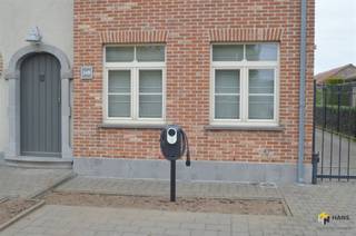 Goed gelegen ruime woning (200m²) met 3 slaapkamers, grote tuin en aparte garage. Deze woning bestaat uit een inkomhal met gastentoilet, een grote...