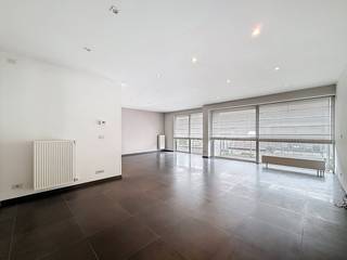 Dit prachtig appartement is gelegen nabij het centrum van Deerlijk doch in een rustige straat. Het appartement bestaat uit een enorm ruime leefruimte met aansluitend een volledig geïnstalleerde open keuken. Verder zijn er 2 grote slaapkamers en en badkamer voorzien van bad en douche. De ware troef van dit appartement is de aanwezigheid van 3 terrassen.INDELING: Inkomhal met apart toilet / badkamer met dubbele spoelbak, bad en douche / slaapkamer 1 met airco / slaapkamer 2 / zeer ruime leefruimte met airco / open keuken voorzien van alle toestellen / berging / 3 terrassenALGEMEEN: - 3 terrassen- cv op aardgas- praktische kelderberging en garagebox verplicht bij te huren: €75 per maand- rustige omgeving- zeer ruimDe snelste manier om een bezoek te brengen aan deze woning? Vraag je bezoek aan via de rode knop op onze website (www.dewaele.com) en je wordt gecontacteerd door onze verhuurexpert Jolien. Telefonisch kunnen er geen afspraken gemaakt worden. Bij andere vragen kun je ons telefonisch contacteren via 056 605 605.