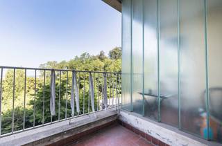 <p>VORST – Dit doorlopende appartement van ± 108 m² (EPB) ligt op de 4e verdieping van een gebouw aan de Avenue du Domaine 173 en biedt ruime kamers en uitstekende renovatiemogelijkheden.</p>
<p>Dankzij de doorlopende indeling van oost naar west geniet het appartement de hele dag door van een aangename lichtinval.</p>
<p>Het appartement moet volledig worden gerenoveerd en biedt daarmee de mogelijkheid om de ruimtes en afwerkingen geheel naar eigen wens in te richten. Een belangrijk pluspunt: de elektrische installatie voldoet aan de voorschriften. EPC wordt momenteel opgesteld (geschatte energieklasse: G).</p>
<p><u>4e verdieping rechts</u>: Appartement type D4</p>
<ul>
<li>Entreehal met gepantserde deur</li>
<li>Keuken die kan worden opengebroken naar de woonkamer</li>
<li>Woonkamer ± 40 m²</li>
<li>Terras ± 4 m²</li>
<li>Badkamer met aansluiting voor wasruimte</li>
<li>Toilet</li>
<li>Slaapkamer van ± 17 m²</li>
<li>Slaapkamer van ± 14 m²</li>
</ul>
<p>2 kelders: 1 kelder met de aanduiding „D4“ en 1 extra berging nr. 9 op de begane grond</p>