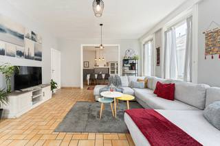 Roeselare-Beveren : <strong>charmante en ruime gezinswoning</strong> in hart van Beveren met 3 slaapkamers en toffe tuin. (opp 239 m²)<br /><br />Op zoek naar een warme thuis met ruimte, licht en een uitstekende ligging? Deze karaktervolle gezinswoning bevindt zich in de <strong>gezellige dorpskern </strong>van Beveren, op een boogscheut van Roeselare. Dankzij de vlotte bereikbaarheid van belangrijke invalswegen en de nabijheid van winkels, scholen en andere voorzieningen geniet u hier van <strong>optimaal wooncomfort</strong>.<br /><br />De woning valt meteen op door haar charmante gevel en verrassend ruime, lichtrijke indeling. Op het gelijkvloers wordt u verwelkomd in een <strong>royale lichtrijke woonkamer</strong>, gevolgd door een <strong>volledig ingerichte keuken </strong>en een hal met toegang tot de kelder en de trap naar de bovenverdieping. Verder vindt u een praktische wasplaats en een apart toilet De ingerichte badkamer is voorzien van een douche, dubbele wastafel en een tweede toilet.<br /><br />Op de eerste verdieping bevinden zich <strong>drie volwaardige en ruime slaapkamers</strong>, aangevuld met twee handige opbergzolders. Via een opklaptrap bereikt u de tweede verdieping, waar zich nog een extra zolderruimte bevindt.<br /><br />Buiten geniet u van een <strong>aangenaam terras en een tuin</strong>, die ook toegankelijk is via een poort in de zijgevel — ideaal voor de auto, fietsen of tuinmateriaal.<br />De woning is volledig uitgerust met radiatoren en beschikt over centrale verwarming op aardgas met een recente ketel, wat zorgt voor extra comfort en energie-efficiëntie.<br /><br />extra troeven : <br />- Elektriciteit goedgekeurd<br />- Geen renovatieverplichting<br />- centrum <br /><br />Kortom: een ideale gezinswoning met ruimte, charme en een topligging! Benieuwd, bel ons nu voor een afspraak !