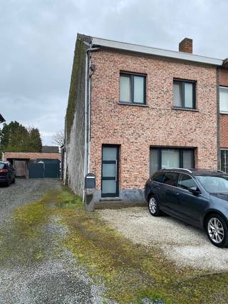 Deze charmante halfopen bebouwing biedt een uitstekende basis voor wie op zoek is naar een gezellige woning met potentieel. <br /><br />De woning is goed onderhouden en kan naar eigen smaak worden opgefrist, waardoor u er meteen uw eigen thuis van maakt.<br /><br />Bij het betreden van de woning komt u binnen in een inkomhal met verwarming.<br />Vanuit de hal heeft u toegang tot zowel de woonkamer als de keuken. <br />De woonkamer is voorzien van parket, centrale verwarming en een rolluik, wat zorgt voor extra comfort en privacy.<br /><br />Aansluitend bevindt zich de lichtrijke, vernieuwde keuken (eind 2021), uitgerust met tegelvloer en rolluik. <br />Vanuit de keuken komt u in de aangename veranda met verwarming, die uitgeeft op een praktische berging/washok met toilet. <br />Via een schuifdeur bereikt u de noord-oost georiënteerde tuin, waar u in alle rust kan genieten.<br /><br />De ruime oprit biedt toegang tot de tuin en de garage/opslagruimte, wat zorgt voor extra gebruiksgemak en voldoende parkeermogelijkheden.<br /><br />Op de eerste verdieping is de volledige vloer afgewerkt met novylon.<br />De trap komt uit in een ruime badkamer, voorzien van een dubbele lavabo, hoekbad, douche en toilet.<br /><br />Via een korte trap bereikt u de nachthal met drie slaapkamers: één grote en twee kleinere kamers, allemaal uitgerust met rolluiken.<br /><br />De zolder is bereikbaar via een ladder en biedt extra opbergruimte.<br /><br />De woning is gelegen in een kindvriendelijke buurt met een gunstige ligging nabij winkels, scholen en een park.<br /><br />Kortom, een ideale gezinswoning met veel potentieel op een aantrekkelijke locatie.<br />