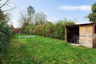 <p>Maison jumelée à rénover avec 2 à 3 chambres et grand jardin.<br />Très central, à distance de marche des commerces, écoles et transports publics et proche de l'accès et de la sortie de l'autoroute.<br />Disposition : hall d'entrée avec toilettes invités et vestiaire, living sur sol carrelé côté rue, cuisine de base et salle de bain avec douche dans la baignoire, bureau/salle de jeux/3ème chambre, véranda;<br />V1 : 2 chambres sous le toit, 2ème toilettes.<br />Extras : Entrée latérale pratique avec espace de rangement pour les vélos/la terre etc, possibilité de parking sur le terrain, jardin exceptionnellement grand, façade avant charmante, pas de chauffage central, sous-sol et grenier de rangement,...<br />EPC F => obligation de rénovation applicable mais POTENTIEL PLEIN !</p><p><br />Info/visite : 03 283 83 00 - noord@sinjoor.be</p>