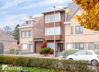 Deze opvallend ruime en perfect onderhouden woning bevindt zich in één van de mooiste straten van Sint-Niklaas. De eigendom biedt u op...