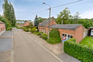 Deze woning is rustig gelegen op wandelafstand van het centrum van Olen-Centrum, nabij winkels, openbaar vervoer, scholen en andere...