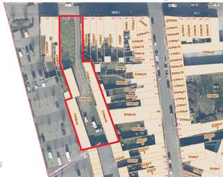 Perceel bouwgrond met naastgelegen oprit en doorgang naar 35 verhuurde garages aan 35 €/maand per garage. = 1225 € huurinkomsten per maand...