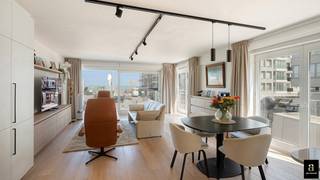 Prachtig gerenoveerd hoek appartement met veel lichtinval en subliem zeezicht op het Rubensplein.<br />Via de inkomhal met praktische vestiaire en gastentoilet komt u in de ruime woonkamer die baadt in het licht en een prachtig zicht biedt op zee en het Rubensplein. Een mooi terras dat uitkijkt op zee en het reilen en zeilen van het gekende Rubensplein geeft u een perfect vakantiegevoel.<br />De half open keuken is volledig uitgerust met hoogwaardige materialen en toestellen.<br />Het appartement heeft verder 3 volwaardige slaapkamers, waarvan één als bureel is ingericht, een wasplaats en 2 mooie badkamers. Kelder in het gebouw.<br />Mogelijkheid tot aankoop van een zeer ruime garagebox op 50 meter van het appartement. Een tweede garagebox kan ook erbij aangekocht worden.