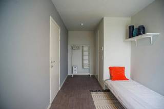 Lichtrijke studentenkamer te koop in studentenhuis "B/KOT" te Brugge. De recente studentenkamer (2016) is uitstekend gelegen op wandelafstand van het station, vele scholen, het stadscentrum, stadsparken... De kamer wordt via een poulesysteem verhuurd. Hierdoor geniet u als investeerder van een gegarandeerd rendement. <br /><br />Indeling:<br />2°V.: <br />- studentenkamer (S002) met privatieve badkamer met douche, lavabo en toilet;<br />- gemeenschappelijke, volledig uitgeruste keuken per verdiep.<br /><br />2°V.: gemeenschappelijke ontspanningsruimte.<br /><br />-1°V.: gemeenschappelijke fietsenberging.<br /><br />Bestuursmaatregelen in het maatregelenregister: in aanvraag