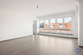 Informatie appartementHet appartement is in 2025 volledig gerenoveerd met het oog op een energiezuinige impact. Via de grote inkomhal, komt u via de...