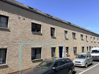 Op zoek naar een instapklaar appartement op een toplocatie?<br />Dit aangename appartement in de Pleinstraat in Heverlee combineert een rustige woonomgeving met een uitstekende bereikbaarheid. Gelegen op wandelafstand van winkels, centrum Leuven, openbaar vervoer en sportfaciliteiten, en met een vlotte verbinding naar belangrijke invalswegen, is dit de ideale uitvalsbasis.<br />Bij het betreden van het appartement komt u via de inkomhal in de lichtrijke open woon en eetkamer met ingerichte keuken. Deze open indeling zorgt voor een ruim en gezellig leefgedeelte met veel natuurlijke lichtinval.  Een absolute troef is het ruime zuidwestgerichte terras, waar u in alle rust kan genieten van een open zicht op het park en optimaal profiteert van de namiddag en avondzon.<br />Het appartement beschikt verder over twee slaapkamers, een badkamer met lavabomeubel, douche en aansluiting wasmachine, en een praktische berging die extra opslagruimte biedt. Apart gastentoilet.<br />Tot slot is er een private garagebox (5.65 x 2.85m) inbegrepen, wat zorgt voor extra comfort en een zorgeloze parkeermogelijkheid.  Gemeenschappelijke fietsenberging.<br />Kortom, een ideaal appartement voor wie comfortabel wil wonen op een uitstekende locatie of als investering.