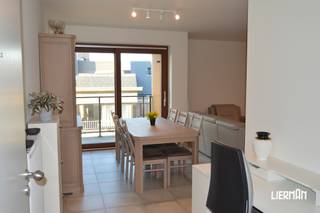 Op een uitstekende locatie, vlak bij het station en op wandelafstand van het bruisende centrum van Zottegem, bevindt zich residentie Leon. Dit recent gebouwde en vergunde complex van assistentiewoningen geniet van een bijzonder gunstige ligging, met winkels, openbaar vervoer, horecazaken en tal van andere voorzieningen binnen handbereik. <br /><br />Binnen deze residentie bieden wij een aangename éénslaapkamer assistentiewoning op de tweede verdieping te koop aan. <br /><br />De flat beschikt over een lichtrijke leefruimte met eetplaats, salon en een volledig uitgeruste keuken, voorzien van een oven, koelkast en vaatwasser. De eetplaats geeft uit op het aangename terras. Verder is er een ruime slaapkamer met een op maat gemaakte kast en een volledig betegelde badkamer, uitgerust met een ruime open douche, toilet, handdoekdroger en praktische opbergkasten. Een afzonderlijke berging/wasplaats zorgt voor extra opbergruimte. <br /><br />Als bewoner geniet u bovendien van verschillende gemeenschappelijke voorzieningen, waaronder een gezellige ontmoetingsruimte, een ruime en aangename binnentuin, een fietsenstalling en een berging in de kelder. <br /><br />Een private autostaanplaats kan afzonderlijk aangekocht worden voor €10.000. <br /><br />Ook op energetisch vlak heeft deze flat heel wat te bieden, met een gunstig EPC-label A, zonnepanelen en centrale verwarming op aardgas. De elektrische installatie is conform. <br /><br />Deze erkende assistentiewoning vormt een interessante opportuniteit, zowel voor investeerders als voor wie op zoek is naar een comfortabele woonomgeving, nu of in de toekomst.<br />De flat is momenteel niet verhuurd en beschikbaar bij akte. <br /><br />De verkoop valt onder de registratierechten en niet onder BTW. Mogelijke vrijstelling van onroerende voorheffing. <br /><br />Interesse? Contacteer ons via info@immolierman.be of 053 89 99 66. Wij bezorgen u graag alle verdere informatie!