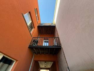 Opbrengsteigendom op centrale ligging in Hoboken gelegen aan de Sint-Bernardsesteenweg 769 - 771 en 769+.Indeling:Gelijkvloers:Inkom - doorrij. In de...