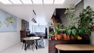 Op het gelijkvloers beschikt de woning over een inkomhal die toegang biedt tot de ruime leefruimte, voorzien van een sierhaard. Aansluitend...