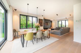 In het prestigieuze en bijzonder gegeerde Duinenwater bevindt zich deze uitzonderlijke koppelvilla, waar hedendaagse architectuur, verfijnde materialen en een ongeëvenaard wooncomfort samenkomen. De residentiële ligging, op een steenworp van de toekomstige golfsite, onderstreept het exclusieve karakter van deze unieke eigendom.<br />Bij het betreden van de woning wordt u verwelkomd in een stijlvolle inkomhal die leidt naar een royale, lichtrijke leefruimte. Grote raampartijen zorgen voor een overvloed aan natuurlijk licht en creëren een naadloze verbinding met de fraai aangelegde tuin. De elegante parketvloeren en de hoogwaardige afwerkingsgraad verlenen het interieur een warme, tijdloze uitstraling.<br /><br />De luxueus uitgeruste open leefkeuken vormt het hart van de woning en combineert een verfijnd design met optimaal gebruiksgemak. Een ideale plek om zowel in alle rust te genieten als gasten in stijl te ontvangen.<br /><br />De woning beschikt over vier volwaardige slaapkamers en drie smaakvol afgewerkte badkamers, waardoor elk gezinslid en elke gast kan genieten van optimaal comfort en privacy. Daarnaast biedt een afzonderlijk bureau de perfecte ruimte voor thuiswerk of een stijlvolle praktijk- of hobbyruimte.<br />Buiten nodigt de zorgvuldig aangelegde tuin met royaal zonneterras uit tot ontspannen in alle sereniteit. Hier geniet u van een uitzonderlijke combinatie van rust, privacy en een groene omgeving.<br /><br />Praktisch comfort is eveneens gegarandeerd dankzij de inpandige garage en twee bijkomende private autostaanplaatsen.<br />Deze exclusieve eigendom onderscheidt zich door haar hoogwaardige afwerking, royale volumes en uitzonderlijke ligging in een van de meest gegeerde woonomgevingen van Knokke-Heist. Op wandel- en fietsafstand bevinden zich winkels, sportfaciliteiten, scholen, natuur en het station, terwijl de nabijheid van de toekomstige golfsite een bijkomende meerwaarde biedt.<br /><br />Ref. V1002
