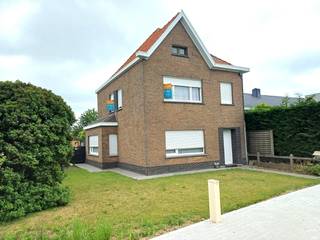 Mooi renovatieproject:<br />Ruime vrijstaande gezinswoning met veel potentieel, centraal gelegen te Wielsbeke, op wandelafstand van diverse handelszaken, openbaar vervoer en scholen, wat het tot een ideale locatie maakt voor gezinnen of voor wie op zoek is naar een vlotte bereikbaarheid.<br /><br />Huidige indeling op gelijkvloers : inkom en traphall, ruime leefruimte (9m op 4m), keuken met kelder, apart toilet, badkamer met bad en lavabo, 2 garages en extra bergingen. Op de verdieping bevinden zich 3 ruime en 1 kleinere slaapkamer. Vaste trap naar zolder.<br /><br />Met een EPC F-label is deze woning onderhevig aan de renovatieverplichting die door de overheid wordt opgelegd (u kan de website van het Vlaams Energie- en Klimaatagentschap checken voor meer informatie).<br /><br />Troeven :<br />- bewoonbare vloeroppervlakte van 177 m² (volgens EPC-attest)<br />- betonnen gewelven op verdiepingen<br />- vaste trap naar zolder (met extra mogelijkheden)<br />- vlotte bereikbaarheid.<br /><br />Voor meer informatie en/of een bezoek ter plaatse, gelieve Christophe te contacteren op info@exactimmo.be of 0497/66.19.41.