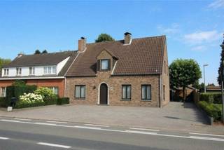 Deze zeer verzorgde woning is zeer gunstig en centraal gelegen, vlakbij het centrum met winkels (Delhaize, Aldi) en horeca. Ze leent zich perfect tot gelijkvloers wonen want er is een badkamer en een slaapkamer op het gelijkvloers. Op de verdieping zijn er 2 ruime kamers, die perfect kunnen dienen als polyvalente ruimte, slaapkamers, of als een soort kangoeroewoonst: ouders beneden bv en kinderen / jeugd / adolescenten boven : ), voor logés, als hobbyruimte. Op de verdieping is een toiletruimte met lavabo voorzien; hier kan een extra badkamer van gemaakt worden. Verder nog de ruime sfeervolle woonkamer op parketvloer en met mooie sierschouw, lichte moderne keuken, en grote veranda met zicht op de tuin. Badkamer met recente inloopdouche, toilet en badkamermeubel. Ruime sfeervolle woonkamer op parketvloer, en mooie sierschouw. Bijkeuken / wasplaats met verschillende inbouwkasten. Verder nog een handige voorraadberging naast de keuken. De tuin is onderhoudsvriendelijk aangelegd en heeft een privaat karakter. Ruim parkeergelegenheid op het terrein. Grote vrijstaande garage. Echt een woning met heel veel mogelijkheden, en waar je tot op latere leeftijd in kan blijven wonen owv de faciliteiten op het gelijkvloers. Niet gelegen in een overstromingsgebied. P-score:C - G-score: A - Geen erfgoed.