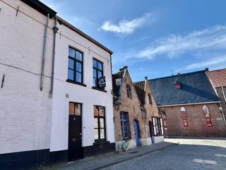 Moderne gemeubelde woning met 2 slaapkamers, 2 badkamers en een kleine stadskoer, centraal gelegen op wandelafstand van de Augustijnenrei,...