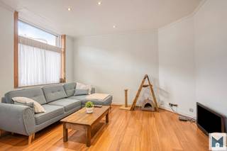 Ontdek dit charmante en praktisch ingedeelde gelijkvloerse appartement van maar liefst 131m² op een toplocatie, vlakbij het groene Park van Laken.<br />Ideaal voor wie comfortabel en centraal wil wonen met alle voorzieningen binnen handbereik.<br /><br />Het karaktervolle appartement beschikt over een inkom, een gezellige leefruimte, praktische keuken met berging, 2 volwaardige slaapkamers en vernieuwde badkamer met ligbad en douche. Extra troeven zijn de charmante sierlijsten, hoge plafonds, authentieke deuren en houten vloeren.<br />Op de benedenverdieping bevindt zich nog een 2e badkamer met douche en een extra ruimte van 22,50m² die perfect kan dienen als bureau, dressing, hobbyruimte of extra bergruimte. Achteraan geniet je van een aangename, privatieve stadskoer van 13,50m² waar u in alle rust kan genieten van een gezellig moment buiten.<br />In de gemeenschappelijke kelder is er bovendien nog een privéberging, handig voor extra opslag.<br /><br />De ligging is een absolute troef: centraal gelegen en in de onmiddellijke nabijheid van openbaar vervoer, winkels en scholen. <br />U geniet hier van een uitstekende bereikbaarheid én een groene omgeving nabij het Park van Laken. Kortom een appartement met veel troeven. Mis deze kans niet! <br /><br />EPC: 320 kWh/m²/j en F label met UC: 20180408-0000525399-01-5<br />Voor meer inlichtingen of een vrijblijvend bezoek kan u contact opnemen met Marik op het nummer 052/21.65.51 of mailen naar info@immomiddelpunt.be.