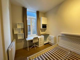 <span><strong>ACADEMIEJAAR 2025-2026 TWEEDE SEMESTER - ENKEL STUDENTEN/STUDENTS ONLY</strong></span><br /><br />In de Riddersstraat bieden we met veel plezier enkele kamers met eigen sanitair aan in dit kleinschalig vernieuwbouwproject! Het gebouw ondergaan momenteel een grondige renovatie, en omvat 6 kamers met eigen sanitair, voorzien van al het nodige comfort en bemeubeling. Elke privatieve kavel beschikt over een eigen badkamer. In de gemeenschappelijke keuken kan er lekker worden gekookt, aansluitend vind je nog een gemeenschappelijke buitenruimte. Een bijkomende troef aan dit pand is de inpandige fietstenstalling, waar bewoners hun fiets veilig kunnen stallen.<br /><br /><span><strong>Interesse in een bezoek ter plaatse? 0470 59 65 44 of verhuur@connect-immo.be </strong></span><br /><br />Huurprijs: €649 + €95 (vaste kosten voor water, verwarming, elektriciteit en internet). <br />Beschikbaar vanaf 15 september 2025! <br />*EPB Startverklaring