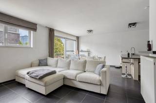 Het appartement omvat een inkomhal met vestiaire en een aparte toilet, een ruime woon- en eetkamer met open en volledig geïnstalleerde keuken, beiden met zicht op de gemene tuin en het privé terras. <br />Op de eerste verdieping bevindt zich de ruime badkamer met recent gerenoveerde douche en 3 slaapkamers waarvan één met ingebouwde dressing.<br /><br />Inclusief een staanplaats met aansluitend kelder op niveau -1 met gekeurde elektrische laadpaal. <br />Mogelijkheid tot huren van extra buitenstaanplaats via de syndicus.<br />Maandelijkse lasten: 104 euro per maand.<br /><br />Troeven:<br />- EPC B<br />- Elektrische installatie conform<br />- Kleine mede-eigendom<br /><br />Afspraak maken via dewaele.com.<br /><br />De algemene voorwaarden van Dewaele DIY kunt u steeds raadplegen via dewaele.com.<br /><br />Bestuursmaatregelen in het maatregelenregister: nee
