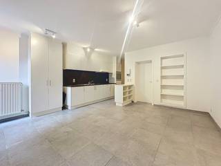 Appartement op het gelijkvloers met 2 slaapkamers en koer te huur in Boom.Indeling :- woonkamer- open uitgeruste keuken- badkamer met lavabo...