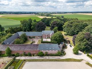 Gelegen in het hart van een privélandgoed van meer dan 6 hectare, is de Ferme de Penteville een uitzonderlijk pand, zeldzaam door de...