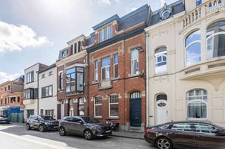 Deze volledig gerenoveerde studio is gelegen in het centrum van Aalst op wandelafstand van scholen, winkels en station. De studio bevindt zich op de eerste verdieping in een gebouw zonder lift en bestaat uit een inkomhal, apart toilet, leefruimte met open keuken (kookplaat, dampkap, spoelbak) en slaapkamer met ensuite badkamer (inloopdouche en enkele wastafel) de studio beschikt tevens over een ingemaakte kastenwand. Dankzij de uitmuntende ligging is deze studio ideaal als starters appartement! <br /><br />Geen gemeenschappelijke lasten, parkeergelegenheid in nabijheid en in de straat. Huurprijs: 575,- EUR/ maand + 20 EUR/ maand lasten. beschikbaar vanaf 01/07/2026