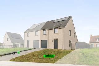 In de Kleine Stadenstraat 48C in Hooglede vinden we deze instapklare halfopen bebouwing terug, gebouwd in 2022 en tot in de puntjes afgewerkt met...