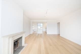 <p>ELSENE, Square du Vieux Tilleul, prachtig appartement van ± 92 m², volledig gerenoveerd in 2026! Prachtig uitzicht (8e verdieping van 9). Direct beschikbaar. Conciërge, gepantserde deur en fietsenstalling. EPB: C. Revenu cadatsral : 1.822€</p>
<p><b>Appartement oorspronkelijk met 2 slaapkamers van 92 m² - Renovatie 2026!</b></p>
<p><u>Kelder</u>: Kelder & parkeerplaats</p>
<p><u>8e verdieping</u>:</p>
<ul>
<li>Betegelde inkomhal</li>
<li>Woonkamer ± 35 m² met parket</li>
<li>Volledig ingerichte keuken</li>
<li>Kantoor ± 6 m²</li>
<li>Badkamer – WC – en doucheruimte</li>
<li>Terras ± 7 m²</li>
</ul>