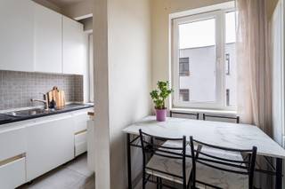 Lichtrijk en stads wonen<br /><br />Locatie<br />Het appartement is gelegen in de Greinstraat 53 te 2060 Antwerpen, een bijzonder gunstige locatie met alles binnen handbereik. Winkels, openbaar vervoer, Velo-stations en scholen bevinden zich in de directe omgeving, wat resulteert in een uitstekende Mobi-score van 9,6/10. Bovendien zijn de verbindingswegen naar de belangrijkste autosnelwegen vlot bereikbaar en geniet je van een snelle en comfortabele verbinding naar het centrum van de stad.<br /><br />Beschrijving<br />Dit aangename appartement bevindt zich op de 3de verdieping en is eenvoudig bereikbaar via de lift. De indeling omvat een lichtrijke leefruimte, een keuken, twee slaapkamers van respectievelijk 11 m² en 6 m², en een badkamer uitgerust met een douche. Dankzij de praktische indeling en de centrale ligging is dit appartement ideaal voor eigen bewoning of als investering.<br /><br />Verplichte vermeldingen<br />EPC: 251 kWh/m²<br />P-score: B<br />G-score: B<br />Stedenbouwkundige inlichtingen: Vg, Wg, Gvkr, Gmo, Gvv