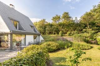 Deze architecturale woning, gelegen op een rustige residentiele toplocatie, biedt u enorm veel troeven.De mooie tuin met het knappe vergezicht op de...