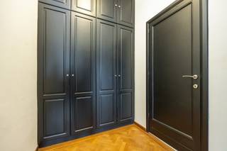 Maison familiale spacieuse et prête à être emménagée dans le Diksmuidelaan à Berchem, avec des éléments authentiques, des sols en chevrons, de...