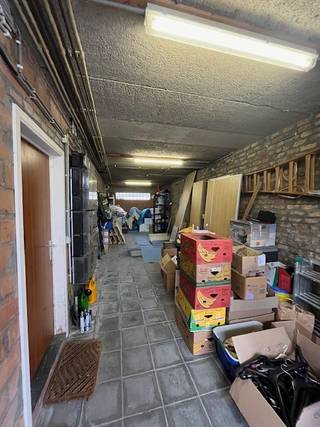 Deze zeer ruime dubbele garagebox / opslagplaats op gelijkvloerse verdieping bevindt zich vlakbij het centrum van De Haan. De garagebox meet 11,6m...