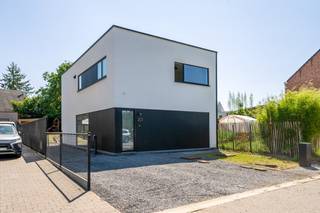Nabij het centrum van Berg bevindt zich deze recente en uiterst energiezuinige gezinswoning, gebouwd in 2021. Met een EPC-score van slechts 20 kWh/m²/jaar (label A) en een zuidoostgerichte tuin, biedt deze woning alles wat een hedendaags gezin zoekt. U geniet hier van een moderne, open inrichting met veel lichtinval, ruimte en een bijzonder aangenaam wooncomfort.<br /><br />We betreden de woning via de inkomhal met gastentoilet. De lichtrijke leefruimte met hoge plafonds en vide creëert een uitzonderlijk ruimtelijk gevoel en vormt samen met de open keuken een aangename leefomgeving. De keuken is voorzien van alle comfort en beschikt over een aansluitende praktische berging. Verder beschikt de woning over een ruime kelder, waar zich een polyvalente hobbyruimte bevindt.<br /><br />Op de verdieping bevinden zich drie slaapkamers. Daarnaast is er een open bureauruimte voorzien. <br /><br />De zuidoostgerichte tuin nodigt uit om volop te genieten van zonnige dagen. Vooraan is er buitenparkeergelegenheid voor drie wagens.<br />Dankzij de 16 zonnepanelen, energiezuinige gascondensatieketel, vloerverwarming in de volledige woning, ventilatiesysteem D en regenwaterput, geniet u hier van bijzonder lage energiekosten. De aanwezige laadpaal vormt bovendien een extra troef voor wie elektrisch rijdt.<br /><br />Dit is een uitstekende opportuniteit voor wie op zoek is naar een recente, volledig instapklare gezinswoning met een uitstekende energiescore. <br /><br />Contacteer ons voor meer informatie op 0487 32 91 87 of via info@boonstravastgoed.be<br /><br />Bijzonderheden:<br />- Recente woning<br />- Parkeerplaats voor 3 wagens<br />- Volledig onderkelderd met polyvalente hobbyruimte