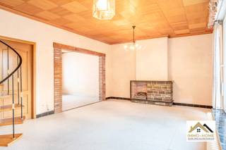 Deze te renoveren woning bevindt zich in het mooie en rustige centrum van Beervelde, vlakbij het prachtige Park van Beervelde. Een riante inkomhal wijst de weg naar de L-vormige leefruimte, die aan beide zijdes voldoende natuurlijke lichtinval krijgt door de verschillende raampartijen. De aanpalende keuken is eveneens voorzien van voldoende buitenlicht, waardoor er overal een aangenaam gevoel overheerst. Voorbij de keuken vinden we de badkamer terug, net als een aantal bergruimtes en een apart toilet. Op de eerste verdieping is er rond een grote overloop voorzien in vier mooie slaapkamers. Een grote troef van de woning vinden we achterin : daar bevindt zich een leuke tuin, die aan de achterzijde wordt afgesloten door een garage (die uitmondt in de aanpalende straat). Een afgeschermd terras vormt de aansluiting tussen de woning en de tuin. Inschrijven via mail naar tommy@immo-home.be, geen telefonische inschrijvingen! Volg ons op Fb en Insta. Voor meer info: www.immo-home.be. GRATIS SCHATTING &amp; GRATIS FINANCIEEL ADVIES