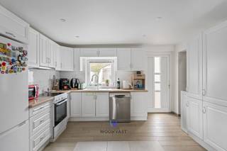 Ontdek deze stevige instapklare woning op een zeer rustige locatie in Opwijk. Deze woning werd volledig gerenoveerd in 2018 en verkeert in een uitstekende staat. <br /><br />Indeling: Bij het betreden van de woning komen we terecht in de knappe leefruimte met open keuken welke voorzien is van alle comfort. Verder bevindt zich op het gelijkvloers een eerste slaapkamer, de badkamer (lavabo, bad, wc) en een ruime veranda met zicht op de tuin. <br />Op het verdiep bevinden zich nog eens twee ruime slaapkamers met opbergruimte. <br /><br />Troeven in een notendop: <br />- Gerenoveerd sinds 2018 <br />- Asbestvrij <br />- Uitstekende locatie <br />- Kindvriendelijke buurt <br /><br />Hebt u interesse of wenst u een bezoek? Contacteer Morgane via Morgane@woonvast.be of 0498 60 61 75