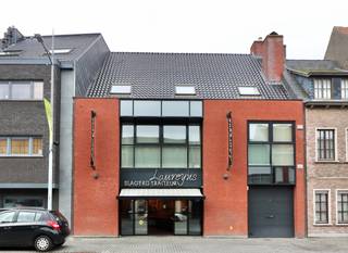 Dit handelspand is gelegen in de winkelstraat van Eeklo en op een boogscheut van de Markt van Eeklo. Omgeven door handel en horeca is het de...