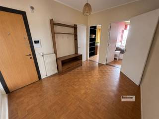 <p><span>Op zoek naar een </span><span>ruim en comfortabel appartement met een prachtig uitzicht en veel buitenruimte?</span><span> Dan is dit appartement op de </span><span>7de verdieping van de Deurnestraat 164 in Deurne</span><span> zeker een bezoek waard.</span></p><p><span>Het appartement bevindt zich in een </span><span>verzorgd gebouw met lift</span><span> en biedt een aangename combinatie van ruimte, comfort en praktische voorzieningen.</span></p><p><span>De woning beschikt over een </span><span>ruime leefruimte</span><span>, </span><span>2 slaapkamers</span><span>, een </span><span>volledig geïnstalleerde keuken</span><span> en een badkamer die voorzien is van een </span><span>stoomdouche</span><span>. Daarnaast beschikt het appartement over </span><span>maar liefst 2 ruime terrassen</span><span>, ideaal om te genieten van de buitenlucht, een ochtendkoffie of een gezellige avond.</span></p><p><span>Dankzij de aanwezige </span><span>airco-installatie</span><span> blijft het appartement ook tijdens warme zomerdagen aangenaam koel.</span></p><p><span> </span></p><p><span>Interesse? Contacteer ons voor meer informatie of om een bezoek in te plannen. </span></p>