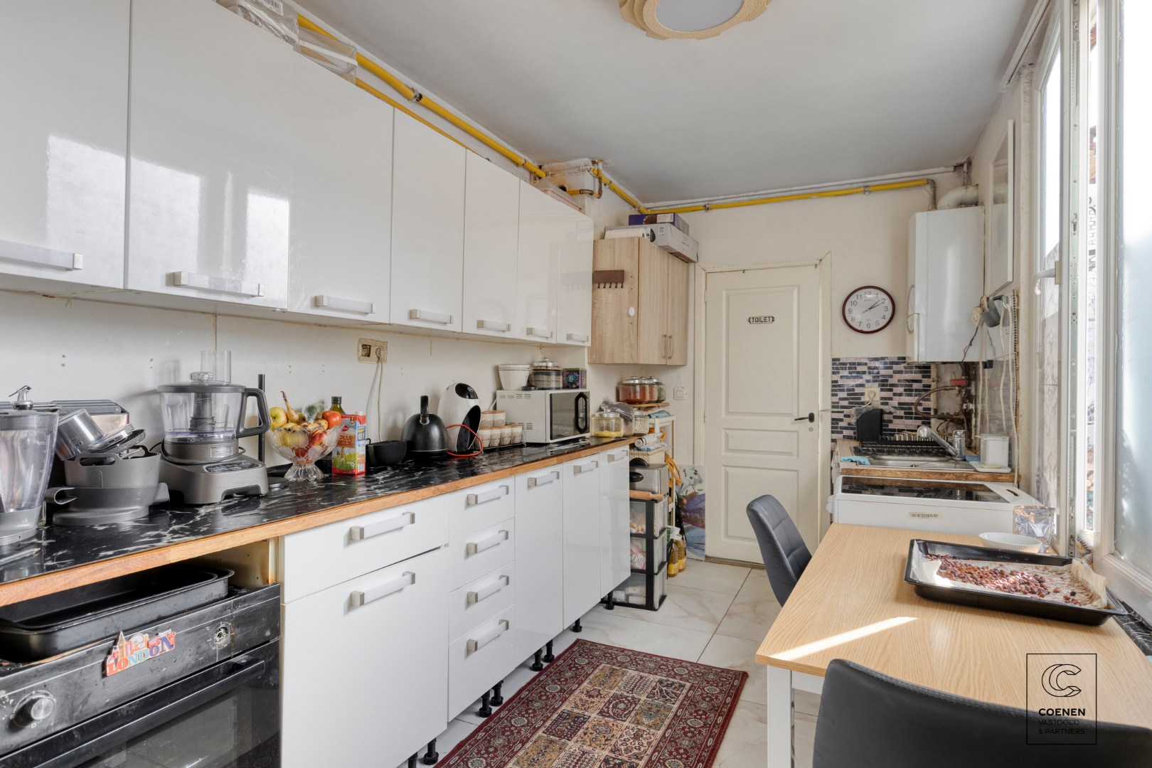 Ruime handelswoning, momenteel ingericht als handelsruimte en 2 appartementen op goede ligging te Antwerpen! - foto 4