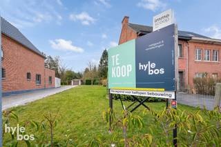 NIEUWE VOORWAARDEN! Aan de stadsrand gelegen mooi stuk bouwgrond geschikt voor een halfopen bebouwing. Oppervlakte: 625,73m². Vlotte verbinding...