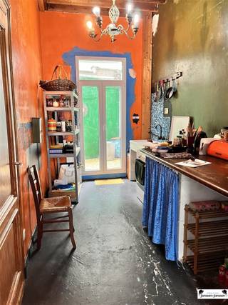 Bent u op zoek naar een charmante woning met karakter en schrikken verfraaiingen u niet af? Dan is deze woning zeker een unieke opportuniteit voor...