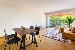 Genieten van rust en groen, en toch dicht bij de stad? Dit appartement op Linkeroever ligt op wandelafstand van gezellige restaurantjes, de wandel- en fietsdijk langs de Schelde én het populaire strand van Sint-Anneke. Winkels en scholen liggen vlakbij en met fiets, auto of openbaar vervoer bereikt u in een mum van tijd het bruisende centrum van Antwerpen.<br /><br />Dit appartement op de derde verdieping van een verzorgd gebouw beschikt over twee slaapkamers.<br />De leefruimte is afgewerkt met een parketvloer en geniet dankzij de grote ramen van veel lichtinval. Via de eetkamer en keuken kan je het ruime terras bereiken aan de voorzijde van het gebouw. De keuken sluit functioneel aan op de leefruimte en is voorzien van een tegelvloer.<br />Verder zijn er twee slaapkamers die ook toegang geven tot het terras.<br />De badkamer is uitgerust met een ligbad met douche en lavabo.<br />Een private kelderberging biedt extra opbergruimte.<br />EPC: 181 kWh/m²<br />stedenbouwkundige inlichtingen in aanvraag<br />P-score B G-score A